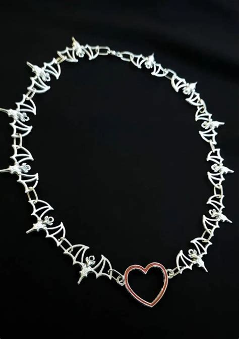 Bat thorn heart necklace – Escape Closet