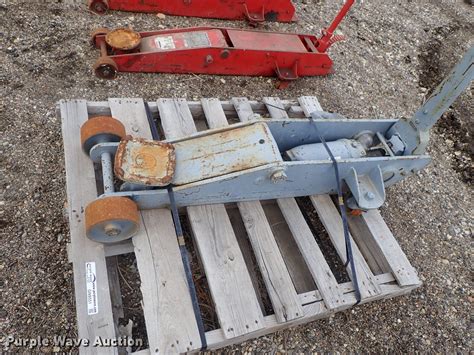 Lincoln floor jack in Hesston, KS | Item GN9551 sold | Purple Wave