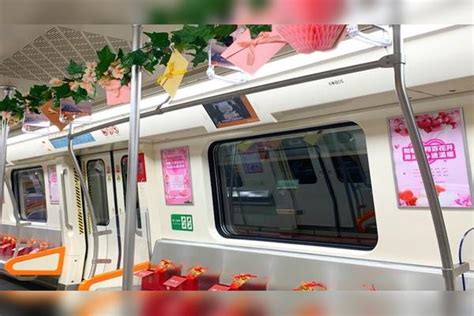 地铁上买什么礼物最新素材