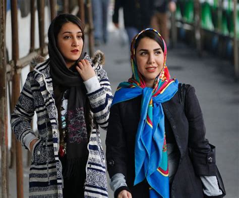 इरान में विरोध तेज, हवा में महिलाएं लहरा रहीं हैं हिजाब - Iran hijab ...