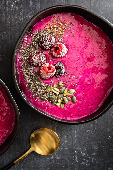 Easy Dragon Fruit Smoothie Bowl Recipe - Delizzious Food Fotografie en ...