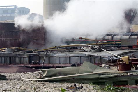 杭州载120吨二氧化碳船只爆炸2死3伤(图)_新闻中心_新浪网