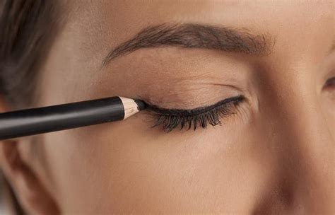 Rezultat imagine pentru Eyeliner Pencil Tutorial