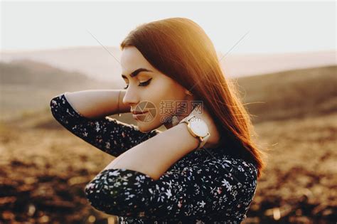 近距离的肖像年轻可爱的女士向远看闭上眼睛做梦手放在脖子高清图片下载-正版图片505788828-摄图网