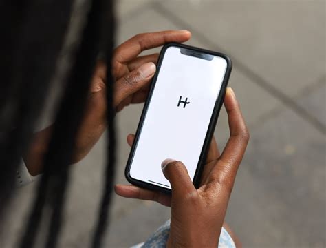 Online Dating 101: Hinge vs. Tinder. | V FOR VIBES