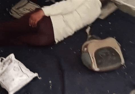 Video: स्कूल बैग को तकिया बनाकर क्लासरूम में सो रहे थे हेडमास्टर साहब ...