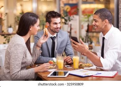 3 People Meeting 的图像结果