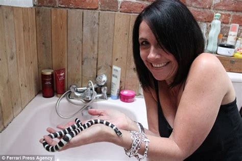英国女子克服恐蛇症把蛇当宠物养(组图)-搜狐滚动