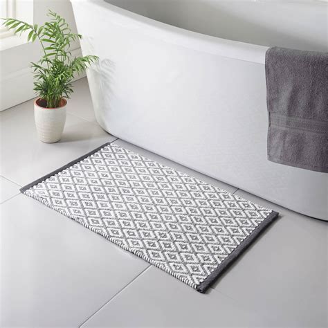 Geometric Woven Bath Mat at Kristi Gayman blog