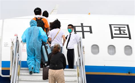 海南三亚：湖北百余名滞留旅客包机返程_图片新闻_中国政府网