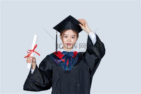 成功毕业, 在学术礼服, 提高毕业帽, 告别学习, 可用于广告照片-正版商用图片0peh5o-摄图新视界