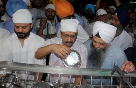 Kejriwal cleans 'already-clean' utensils at Golden Temple for ...