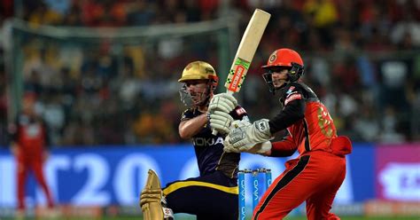 IPL 11, RCB vs KKR Live: Dinesh Karthik, Lynn keep Kolkata in hunt