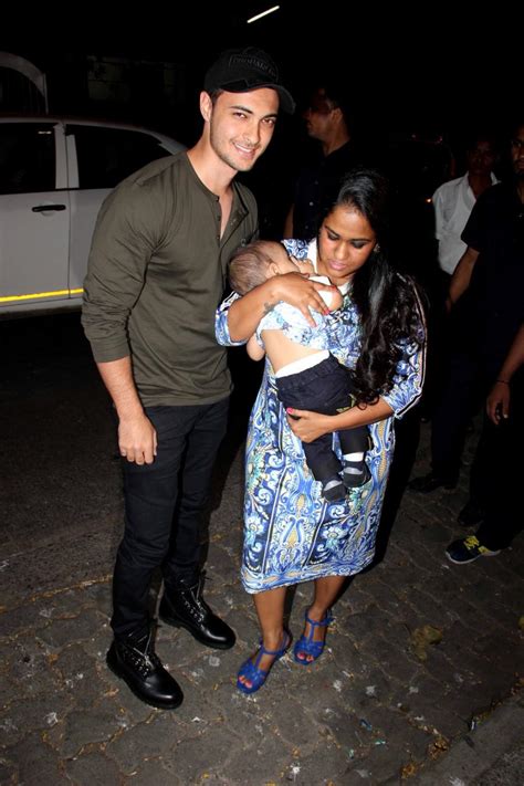 Salman Khan, Arpita, Elli Avram at Aayush Sharma birthday party ...