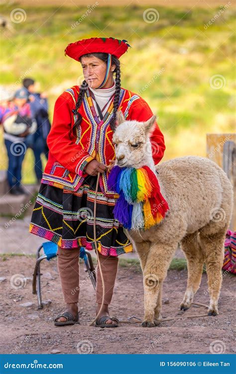 Peruvian Woman in Traditioanl Clothing Editorial Photo - Image of andes ...