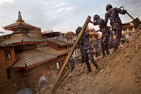 Nepal Earthquake Cremations of Victims Begin Amid Aftershocks: Photos ...