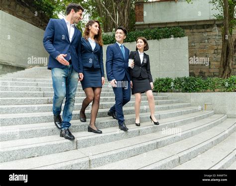 Business People Walking On Street 的图像结果