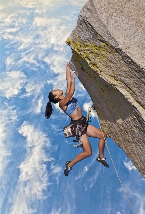 攀登悬崖的女攀岩者图片-悬崖边上的女攀岩者素材-高清图片-摄影照片-寻图免费打包下载