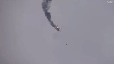 俄制米-17直升机被击中燃烧一分多钟后解体坠毁