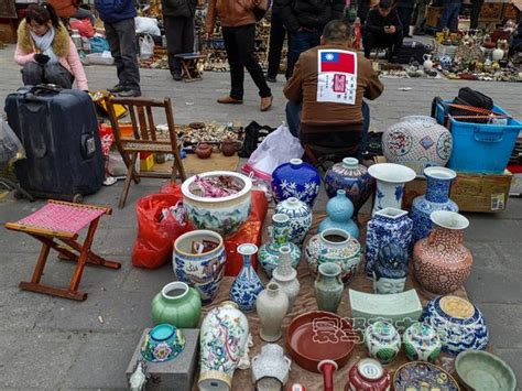 上海旧货地摊市场，各种老物件应有尽有，淘宝的好地方~街拍/街景 - YouTube