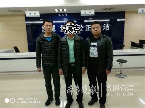 女子和男友吵架烧车泄愤最新素材