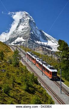 treno a cremagliera svizzera zermatt svizzera gornergrat treno turistico con cascata treno a cremagliera svizzera zermatt svizzera gornergrat treno turistico con cascata