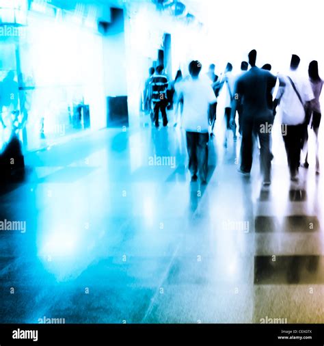 People Walking Blur 的图像结果