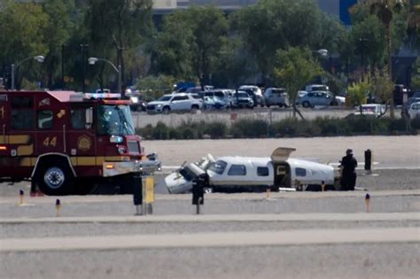 美国两架小型飞机在机场上空相撞，已致4死！现场立即起火_腾讯新闻