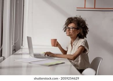 Happy Lady Using Computer 的图像结果