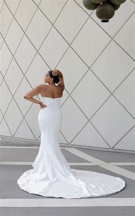 Elegant Plus Size Fit-and-Flare Wedding Dress with Detachable Bow