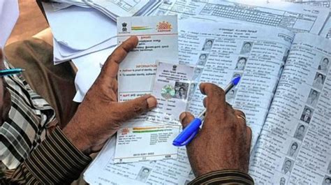 வாக்காளர் அடையாள அட்டையுடன் ஆதார் எண் இணைப்பு கட்டாயமில்லை: மத்திய சட்ட ...