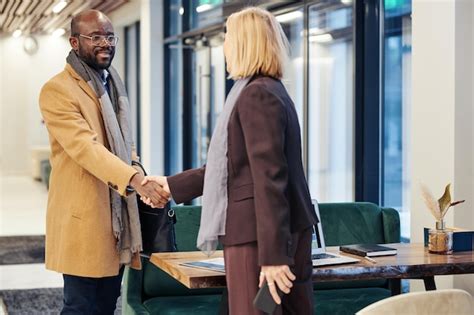 Business People Greeting 的图像结果