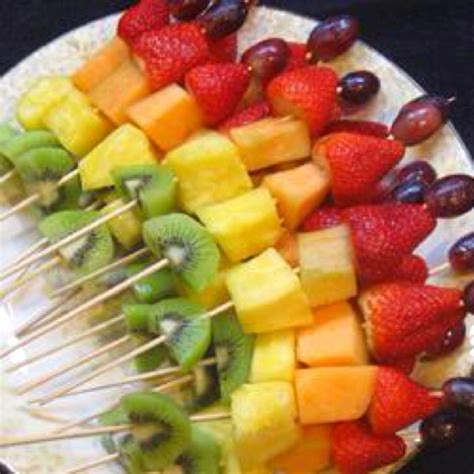 Fruit skewers | Еда для детских праздников, Еда для вечеринки, Питание ...