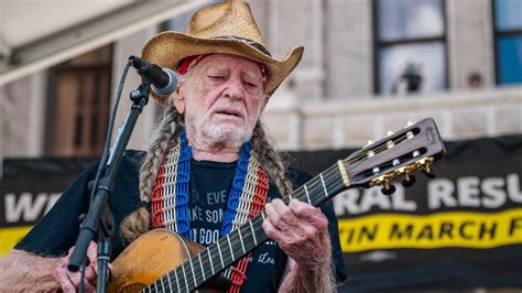 Willie Nelson kehrt auf die Bühne zurück