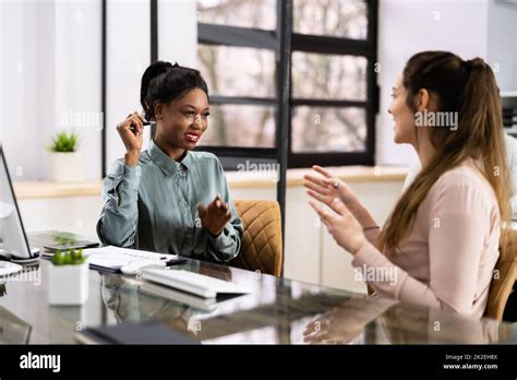 Two Business People Talking 的图像结果