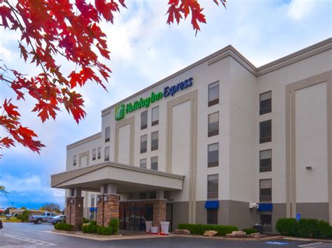 Hotel in Fayetteville, AR | Holiday Inn Express & Suites Fayetteville ...