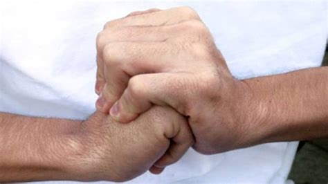 Does regular knuckle-cracking really lead to arthritis? - Lifestyle News