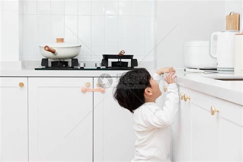 好奇厨房厨具的小男孩高清图片下载-正版图片502358567-摄图网