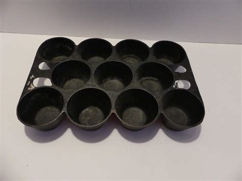 Lot #109 Vintage (Possibly Antique) Griswold Cast Iron Muffin Pan No ...