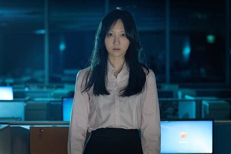 电影《魔女2》发布新剧照，李钟硕饰演的秘密研究所负责人亮相……