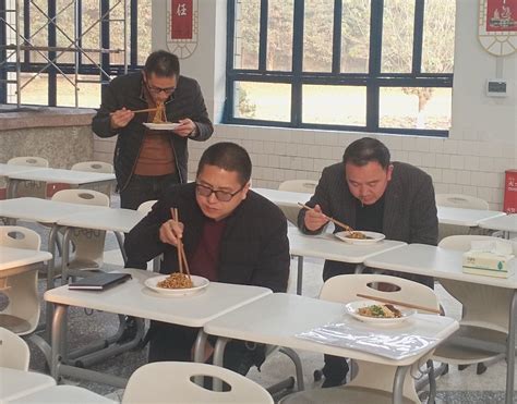 我院教师彭春芳在宜宾燃面产品发布会上解读宜宾燃面绿色认证-五粮液技术与食品工程学院