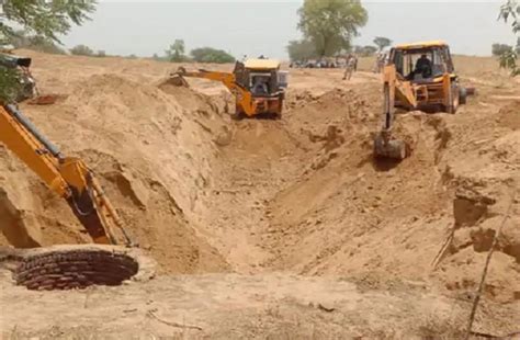 हिसार: 40 फुट गहरे कुएं में मिट्टी के नीचे दबे दो लोग, कुएं में काम ...