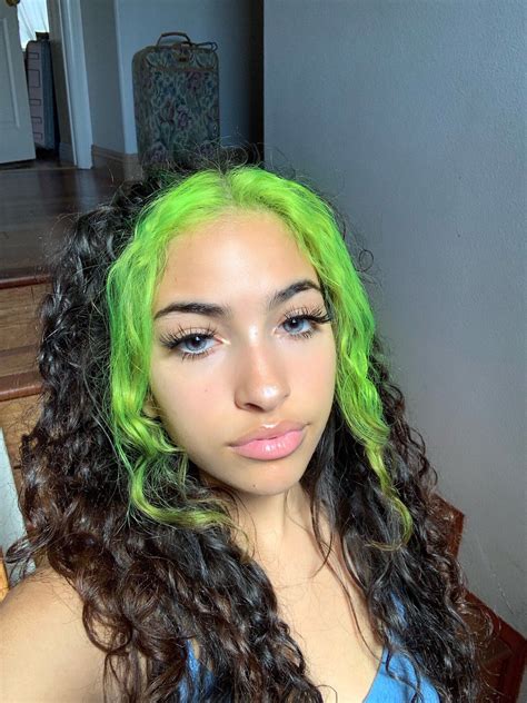 𝓕𝓾𝓷𝓜𝓸𝓻𝓷𝓲𝓷𝓰𝓼𝓦/𝓐𝓹𝓹𝓵𝓮𝓼 | Hair inspo color, Hair color streaks, Dyed curly hair
