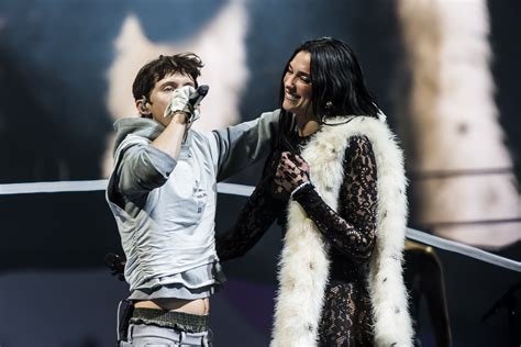 Dua Lipa & Troye Sivan Hand Out USB with Unreleased Collab, Asks Melbourne Fan To ‘Leak It’