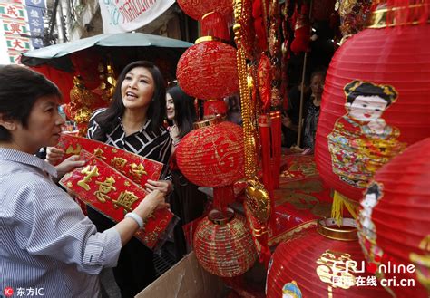 泰国前总理英拉在唐人街买年货 迎接中国春节(组图)_新浪新闻
