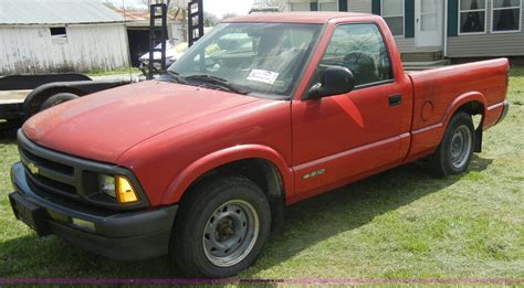 1996 Chevrolet S10 pickup truck in Harrisonville, MO | Item C4244 sold | Purple Wave