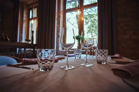 Fancy Restaurant Table Front View 的图像结果