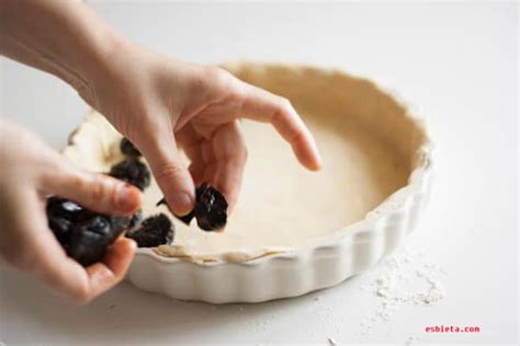 Pastel de ciruelas pasas, nueces y yogur griego - Recetas de Esbieta