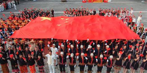 槟榔谷举行升国旗仪式 庆祝新中国成立71周年_手机新浪网
