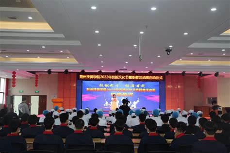 公安县职教中心学校506名学生赴武汉参加技能高考